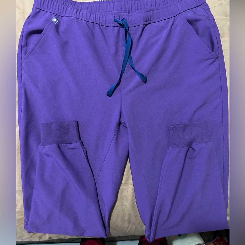 Figs Men’s Tansen scrub pants. Tall. XXL. Ultra Violet.